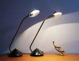 Set Memphis stijl tafel lampen. Twee zwart/gouden nachtlampjes