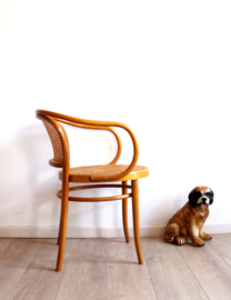 Houten vintage cafe stoel met armleuning. Retro stoeltje in Thonet stijl, model 210?