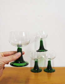 Set vintage Luminarc wijnglazen op groene voet.  4 Retro moezel /roemer glaasjes