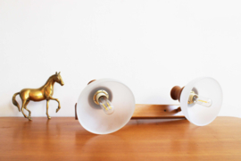 Houten vintage wandlamp met twee witte kappen. Retro lamp - Steinhauer