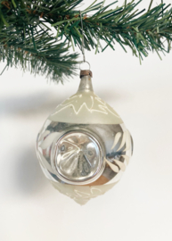Glazen vintage kerstbal met deukjes. Antiek zilveren kerstornament