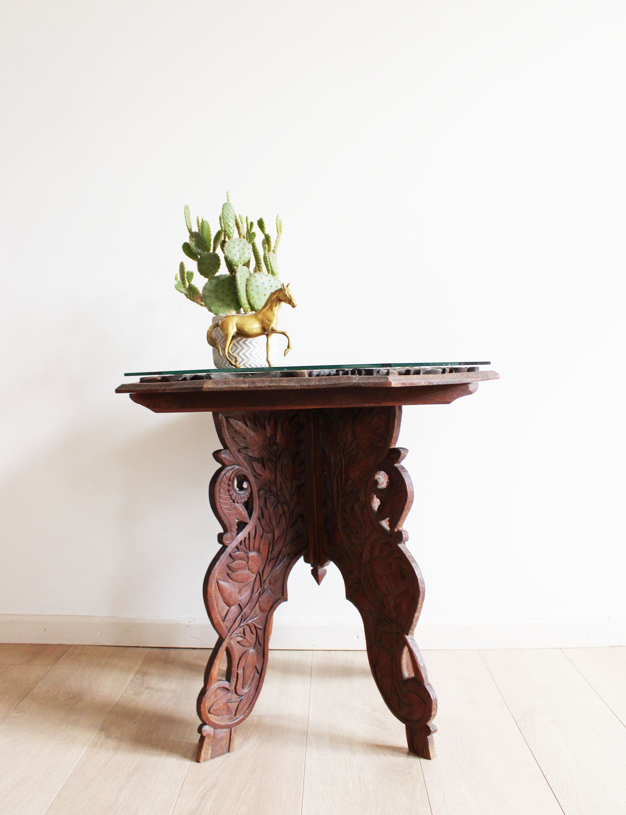 Prachtig Oosters tafeltje met houtsnijwerk. Houten vintage Boho bijzet tafel.
