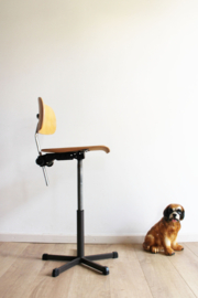 Industriële retro tekenstoel. Vintage atelier / werkplaats stoel