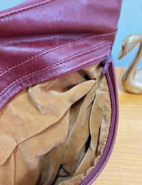 Italiaanse rood lederen vintage handtas - Carol. Bordeauxrode leren schoudertas.