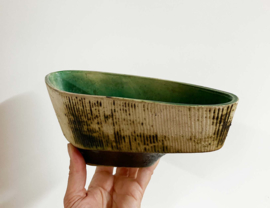 Asymmetrische vintage plantenbak. Keramieken retro pot / cactusbak