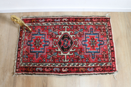 Roze vintage tapijtje / deur / badmat. Handgemaakt kleurrijk vloerkleed.