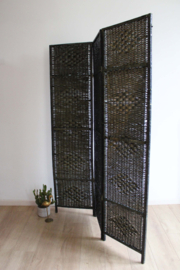 Rieten vintage kamerscherm. Zwarte retro / Boho roomdivider.