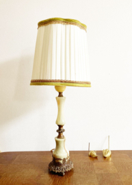 Vintage lamp op albast/marmeren voet. Kitsch tafellamp met geplooide kap.
