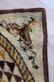 Handgeknoopt vintage Mandala kleed. Retro Smyrna tapijt, geel / bruin.