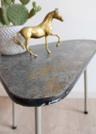 Houten vintage bijzettafel. Retro tafeltje met zwart/goud blad.