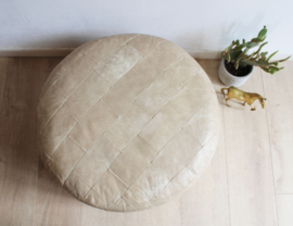 Crèmekleurige vintage lapjes poef. Retro patchwork Ottoman van leer.