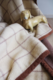 Grote vintage deken met ruitjes. Retro vegan sprei van dralon, beige / bruin