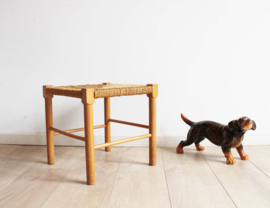 Houten vintage krukje met gevlochten zitting. Retro / boho bankje