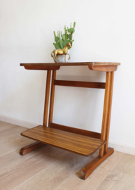 Houten vintage side table. Retro design bijzet/planten tafel