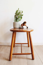 Houten vintage krukje, in de stijl van  Ilmari Tapiovaara.  Retro design kruk/tafeltje