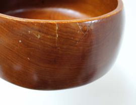 Houten vintage kom, schade aan rand. Ronde teakhouten retro schaal