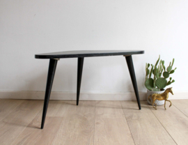 Houten vintage bijzettafel - Gelderland. Zwart retro design tafeltje