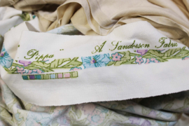 Set bloemetjes gordijnen met sprei -  Pippa -  A Sanderson Fabric. Twee vintage overgordijnen