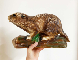 Groot gipsen vintage beeld van een bever. Vintage dieren beeld - Canada