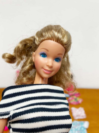 Vintage Barbiepop met extra kleertjes. Retro speelgoed pop met kleding
