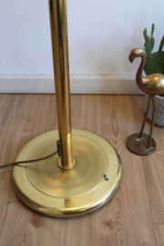 Goudkleurig vloerlamp met beige kap. Vintage lamp in Hollywood Regency stijl