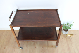 Houten vintage bijzettafel op wielen. Retro design trolley / sidetable