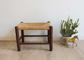 Houten vintage krukje met biezing zitting. Retro / boho bankje