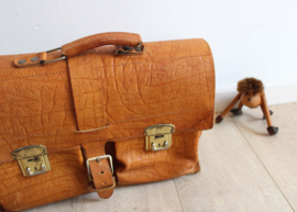 Lederen vintage schooltas. Bruine retro boekentas / aktetas van leer.