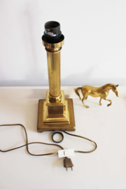 Goudkleurige Herda lamp met beige kap. Vintage tafellamp