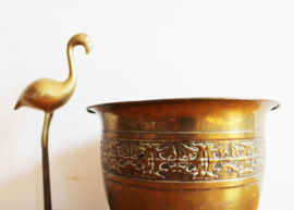 Goudkleurige antieke koperen pot. Oude vintage bloempot