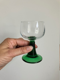 6 retro moezel / roemer glaasjes. Set vintage Luminarc wijnglazen op groene voet.