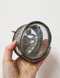 Glazen vintage bakje met zilverkleurig omhulsel. Oud potje met deksel