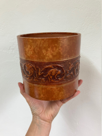 Oude tabakspot bekleed met leer. Vintage pot