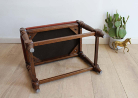 Eiken voetenbankje met skai leer. Houten vintage krukje / bankje