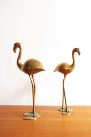 Set van 2 messing flamingo's . Goud kleurige vintage vogel beelden.