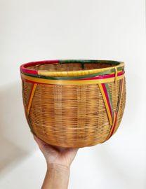 Boho rotan mandje met gekleurde details. Rieten vintage mand