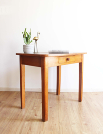 Houten vintage tafel met bijzonder blad. Retro eet/keukentafel met lade