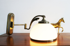 Vintage wandlamp met zwenk-arm.  Bronskleurig lampje met glazen kap.