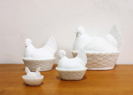 Set melkglazen kippen schalen. Vier wit glazen bakjes - kip-op-nest / Hen-on-nest