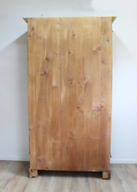 Goene vintage boekenkast. Houten keukenkast met planken en lade
