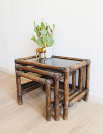 Vintage mimiset van rotan en glas. 3 retro tafeltjes / nesting tables / Manou