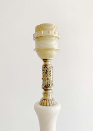 Vintage Kitsch lampje op marmerlook voet. Brocante lamp met messing details