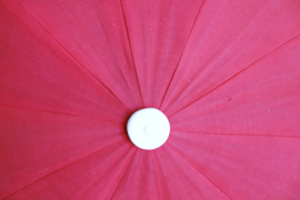 Grote vintage parasol uit de seventies. Retro zonnescherm