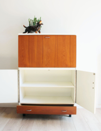Vintage commode met opklapbaar blad. Houten retro kast, jaren 60.