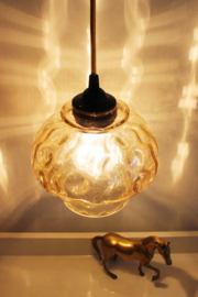 Klein vintage hanglampje van gebobbeld glas. Glazen retro lampje.