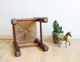 Houten vintage krukje met zitting van touw. Boho kruk