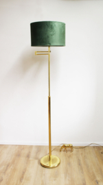 Goudkleurig vloerlamp met groene kap. Vintage lamp in Hollywood Regency stijl