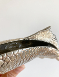 Zilverkleurige vintage servethouder in vis vorm. Retro brieven/foto houder