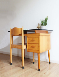Houten vintage bureau met schoolstoel. Retro lessenaar met Schilte stoel.