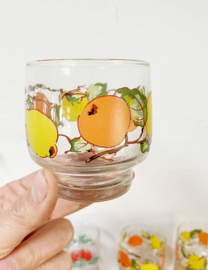 Grote set vintage sapglazen met karaf. Retro limonade glazen met fruit decor